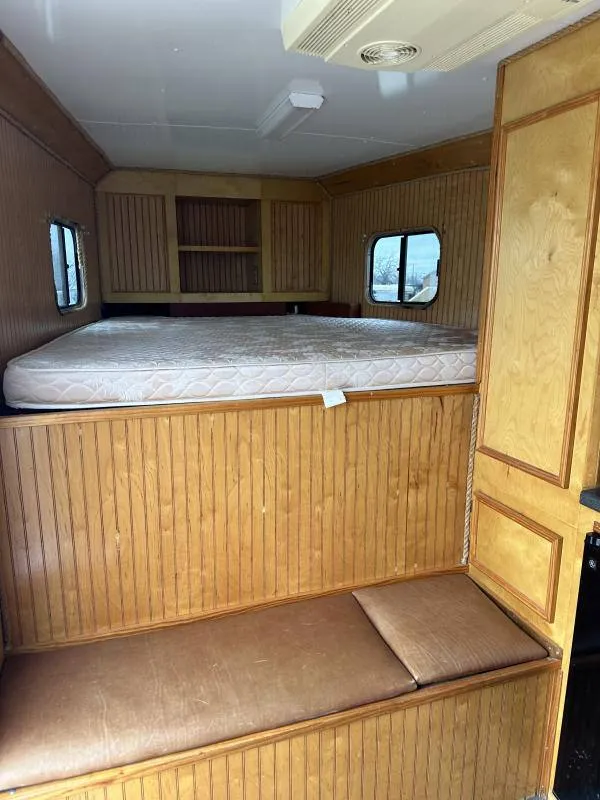 2004 Hart Trailers 3H GN Weekender Horse Trailer - Image 9