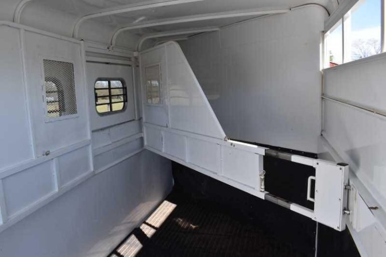 2002 Logan Coach 3HBP 3 Horse Trailer - Image 13