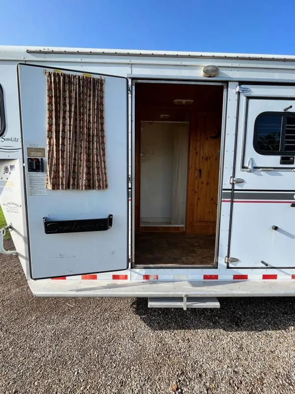2004 Sundowner 3 Horse Weekender Horse Trailer - Image 11