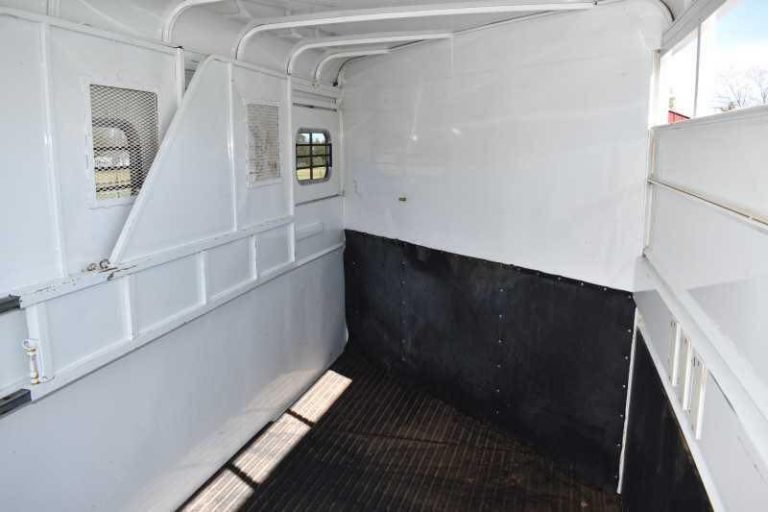2002 Logan Coach 3HBP 3 Horse Trailer - Image 4