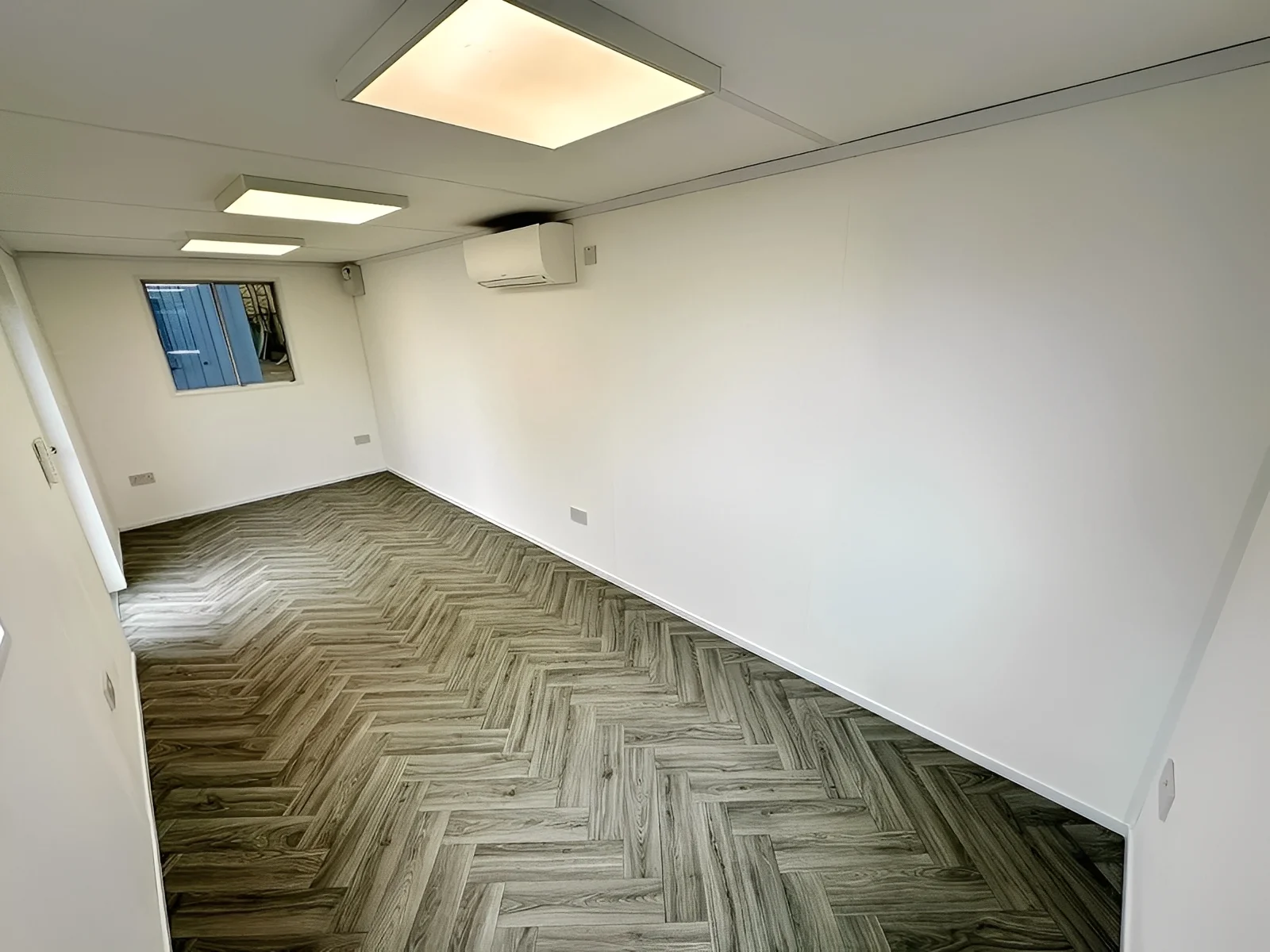 21ft x 8ft Custom Office Cabin – Refurbished Portable Building with A/C & Glazed Door - Image 4