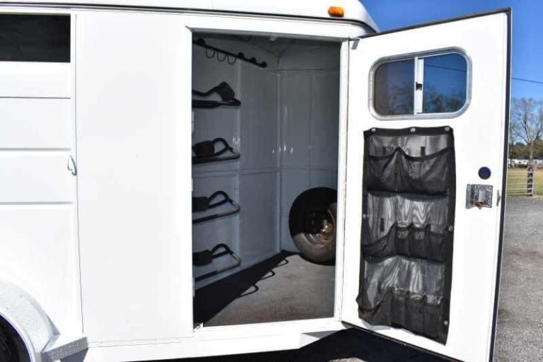 2002 Logan Coach 3HBP 3 Horse Trailer - Image 11