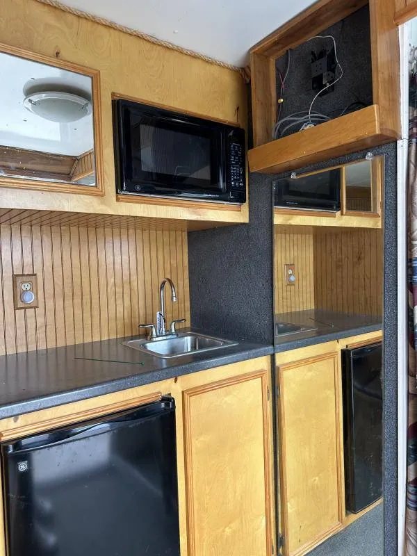 2004 Hart Trailers 3H GN Weekender Horse Trailer - Image 11