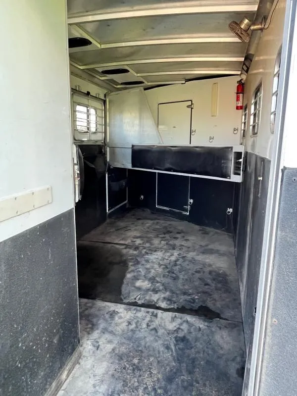 2004 Sundowner 3 Horse Weekender Horse Trailer - Image 12