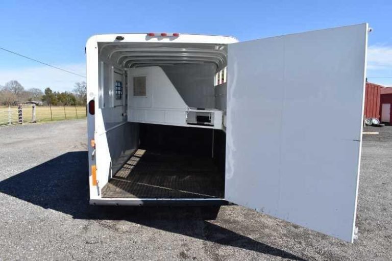 2002 Logan Coach 3HBP 3 Horse Trailer - Image 3
